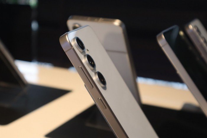 28-1774680348-day-la-chiec-galaxy-s-gia-tru-10-trieu-re-hon-ca-galaxy-a57-moi-ai-an-dut-iphone-17-pro-max