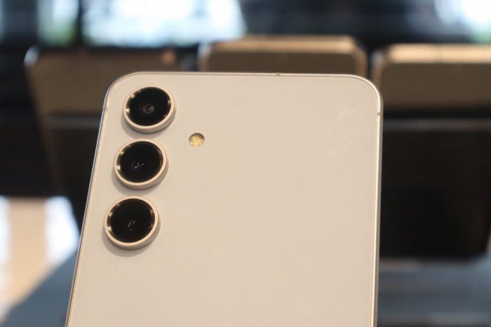 28-1774680348-day-la-chiec-galaxy-s-gia-tru-10-trieu-re-hon-ca-galaxy-a57-moi-ai-an-dut-iphone-17-pro-max