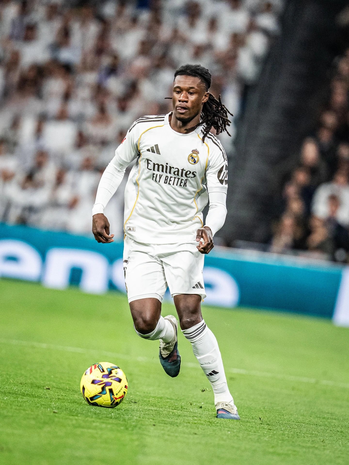 28-1774686293-cu-lua-ngo-ngang-duoi-ham-san-van-dong-hai-thanh-nien-di-dep-le-hoa-ra-la-nhung-sieu-sao-nghin-ty-cua-real-madrid