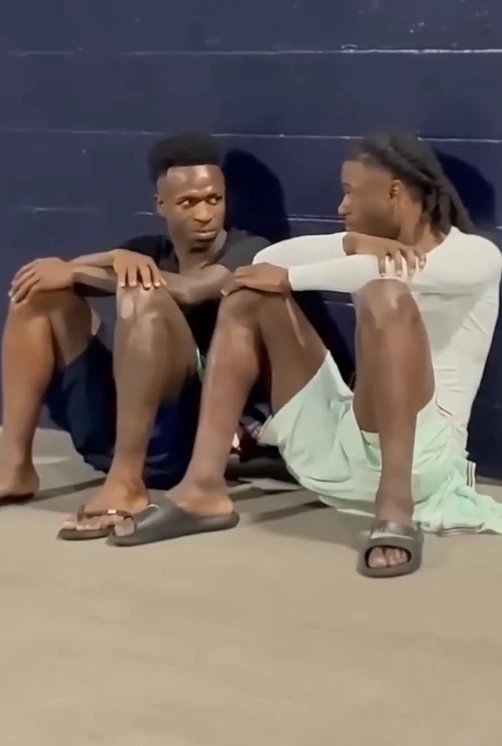 28-1774686293-cu-lua-ngo-ngang-duoi-ham-san-van-dong-hai-thanh-nien-di-dep-le-hoa-ra-la-nhung-sieu-sao-nghin-ty-cua-real-madrid