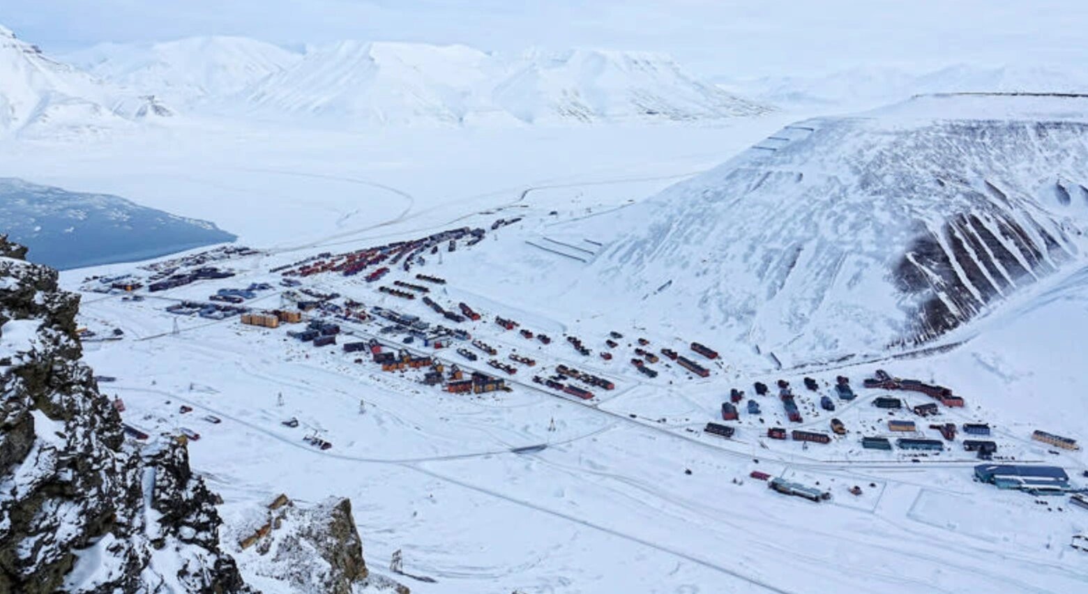 28-1774690248-longyearbyen-thi-tran-ky-la-noi-cai-chet-bi-tu-choi-va-cuoc-hanh-trinh-2000km-cuoi-cung