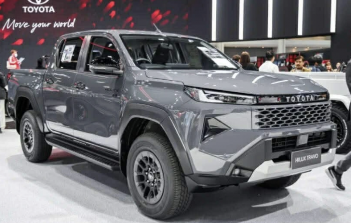 28-1774695446-ban-tai-toyota-hilux-2026-ra-mat-them-ban-dien-gia-tu-621-trieu-tham-vong-soan-ngoi-ford-ranger