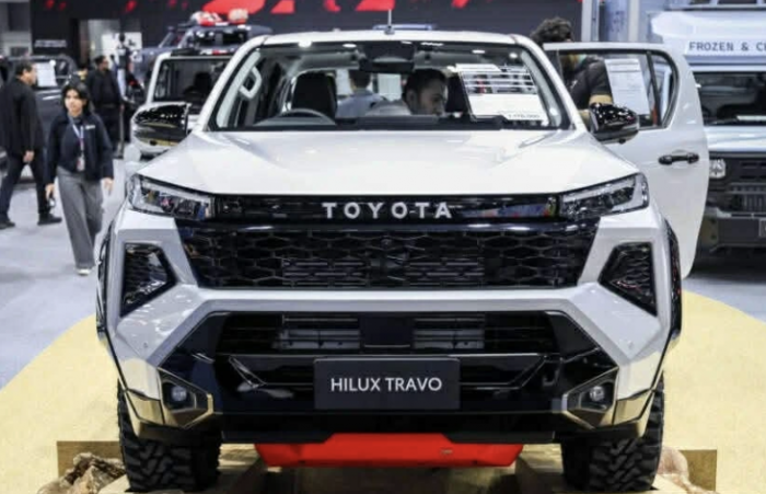28-1774695478-ban-tai-toyota-hilux-2026-ra-mat-them-ban-dien-gia-tu-621-trieu-tham-vong-soan-ngoi-ford-ranger