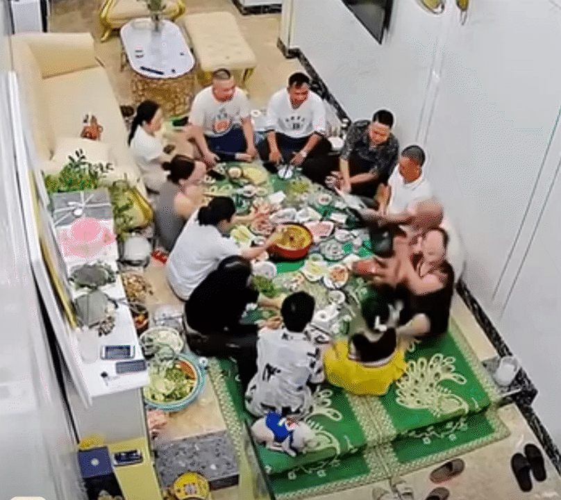 29-1774750531-khoanh-khac-vo-oa-trong-bua-com-gia-dinh-phep-mau-den-sau-6-nam-cho-doi-khien-ai-xem-cung-phai-nghen-ngao