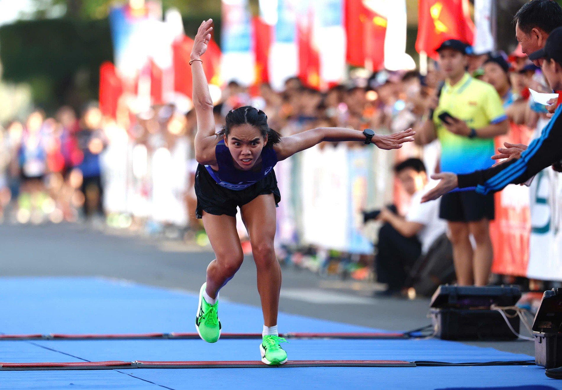 29-1774750617-khoanh-khac-nghen-long-vdv-bo-let-ve-dich-tai-tien-phong-marathon