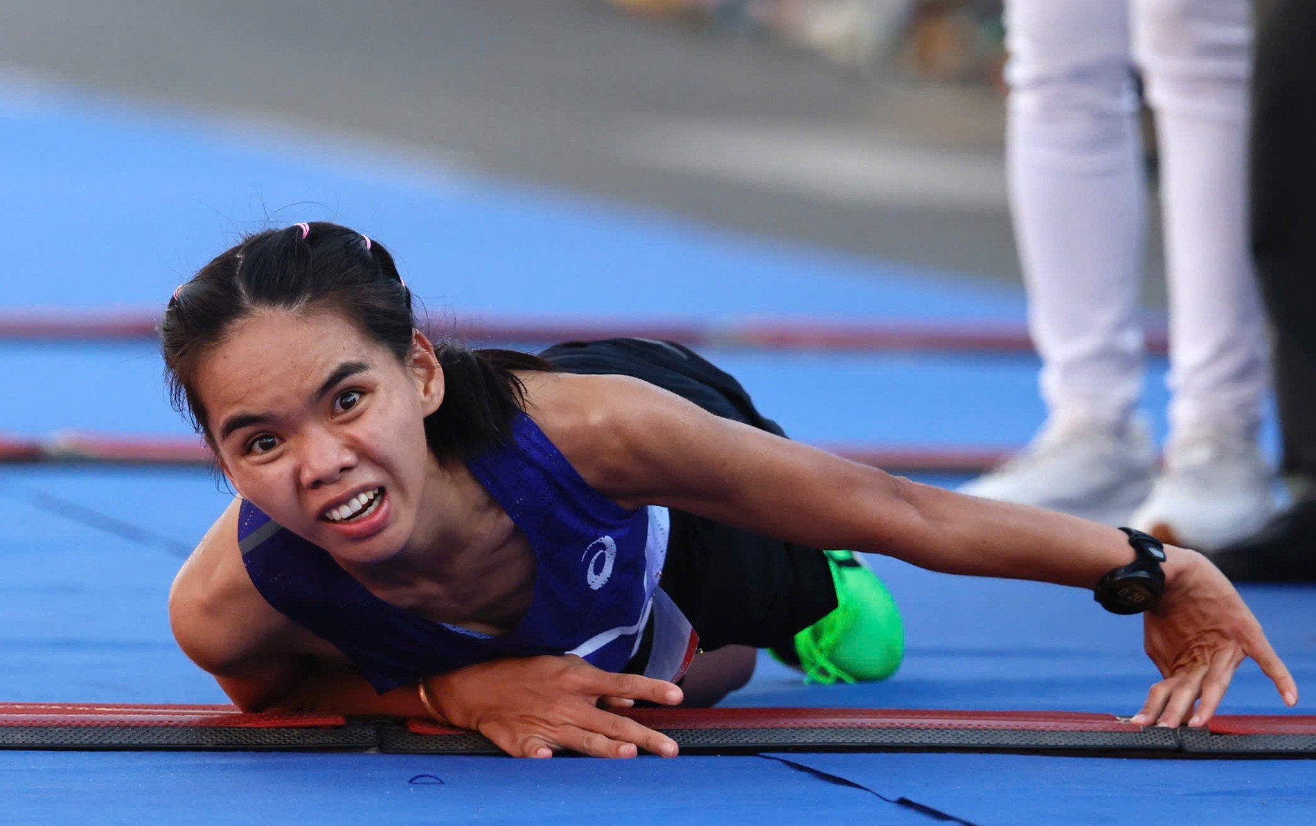 29-1774750617-khoanh-khac-nghen-long-vdv-bo-let-ve-dich-tai-tien-phong-marathon