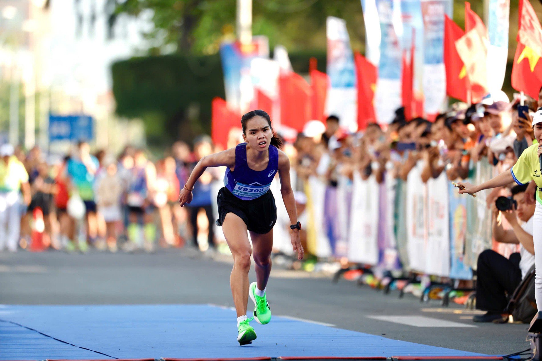 29-1774750617-khoanh-khac-nghen-long-vdv-bo-let-ve-dich-tai-tien-phong-marathon