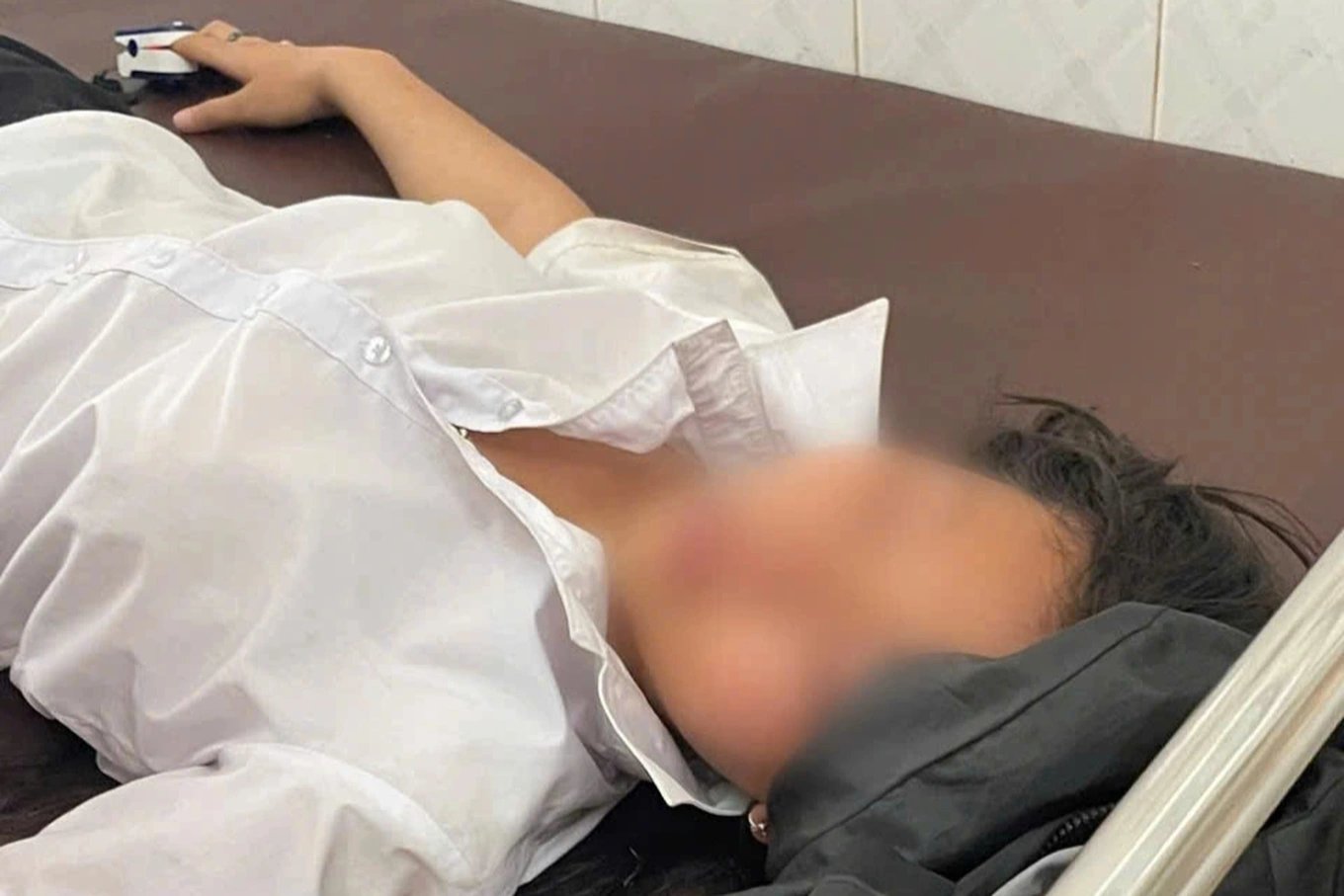 29-1774771221-nu-sinh-lop-7-nhap-vien-sau-khi-bi-ban-hoc-cung-truong-danh-toi-tap