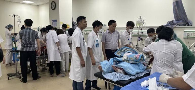 29-1774774520-xe-khach-29-cho-lao-xuong-vuc-o-tam-dao-nhieu-nguoi-bi-thuong