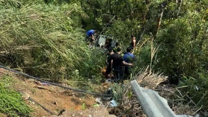 29-1774774520-xe-khach-29-cho-lao-xuong-vuc-o-tam-dao-nhieu-nguoi-bi-thuong