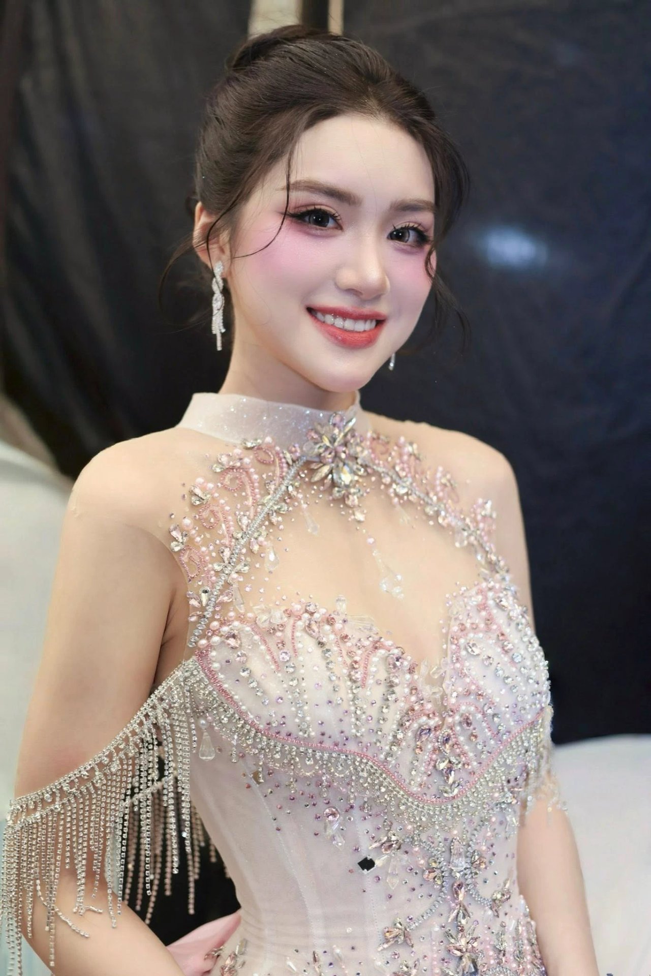 30-1774832685-chan-dung-phan-phuong-oanh-tu-nguoi-dep-bien-den-tan-miss-world-vietnam-hoi-tu-tron-ven-sac-voc-va-tri-tue