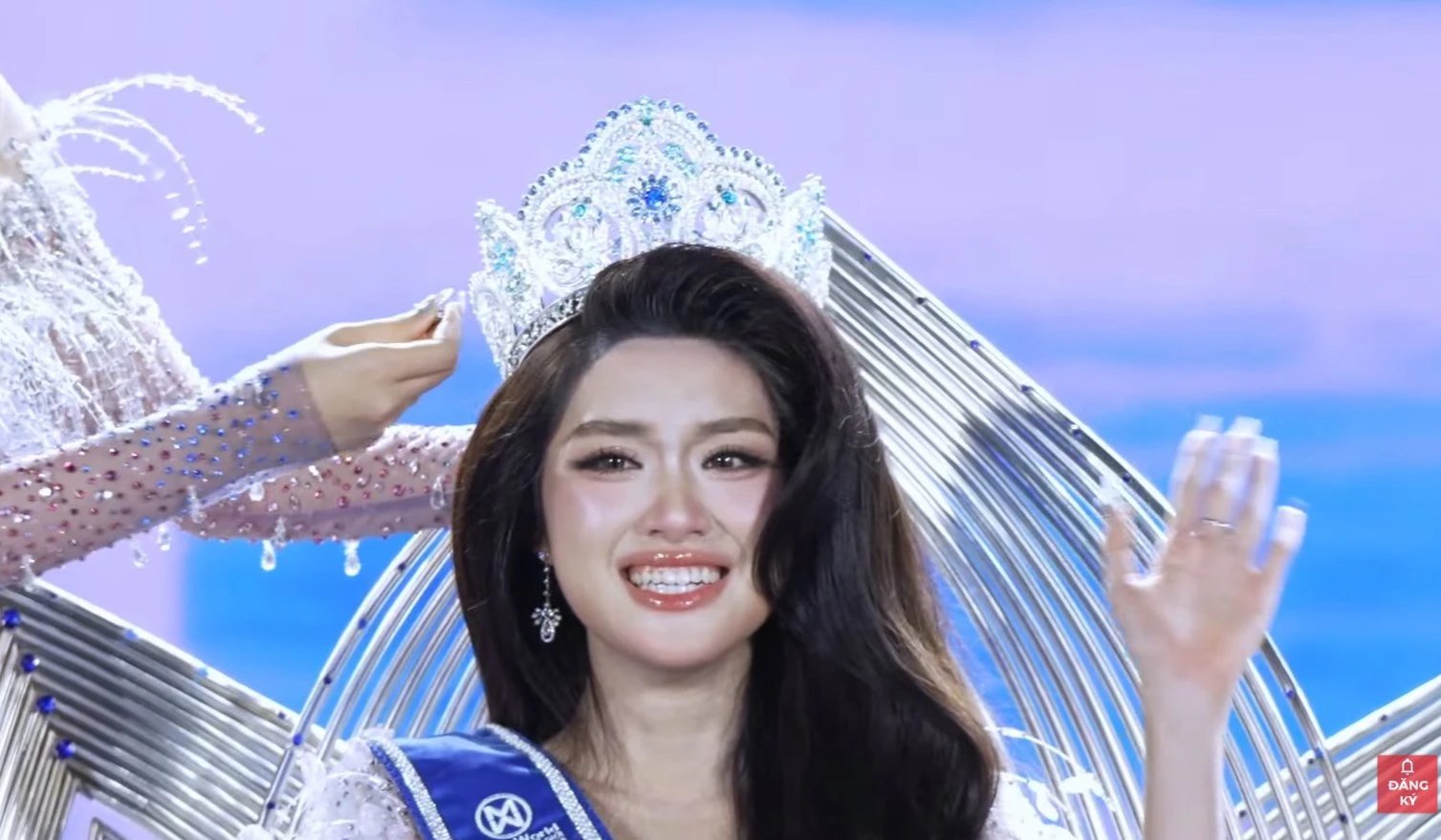 30-1774832685-chan-dung-phan-phuong-oanh-tu-nguoi-dep-bien-den-tan-miss-world-vietnam-hoi-tu-tron-ven-sac-voc-va-tri-tue