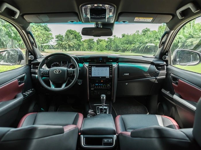 30-1774840488-toyota-fortuner-co-gia-lan-banh-re-nhu-cho-cuoi-thang-32026-ha-do-van-santa-fe-va-ford-everest