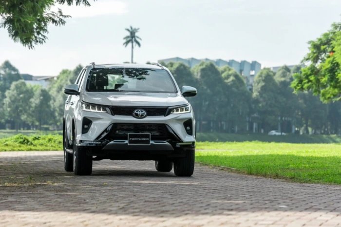 30-1774840488-toyota-fortuner-co-gia-lan-banh-re-nhu-cho-cuoi-thang-32026-ha-do-van-santa-fe-va-ford-everest