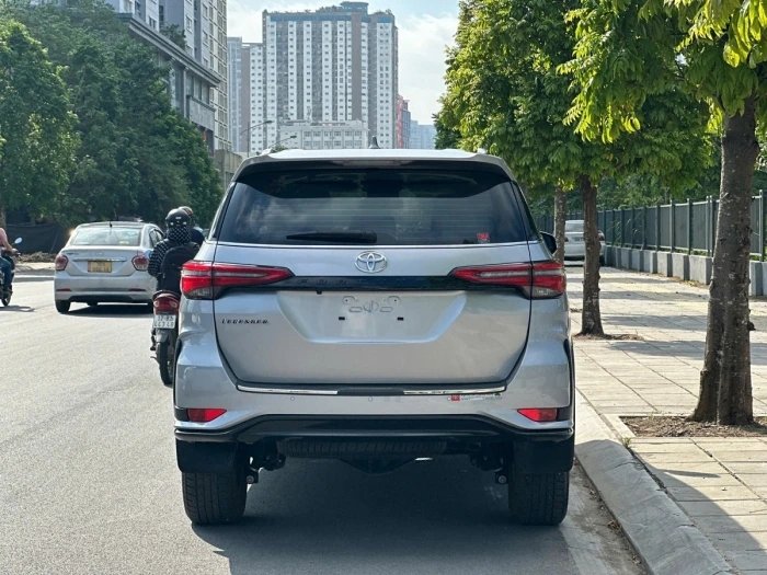 30-1774840488-toyota-fortuner-co-gia-lan-banh-re-nhu-cho-cuoi-thang-32026-ha-do-van-santa-fe-va-ford-everest