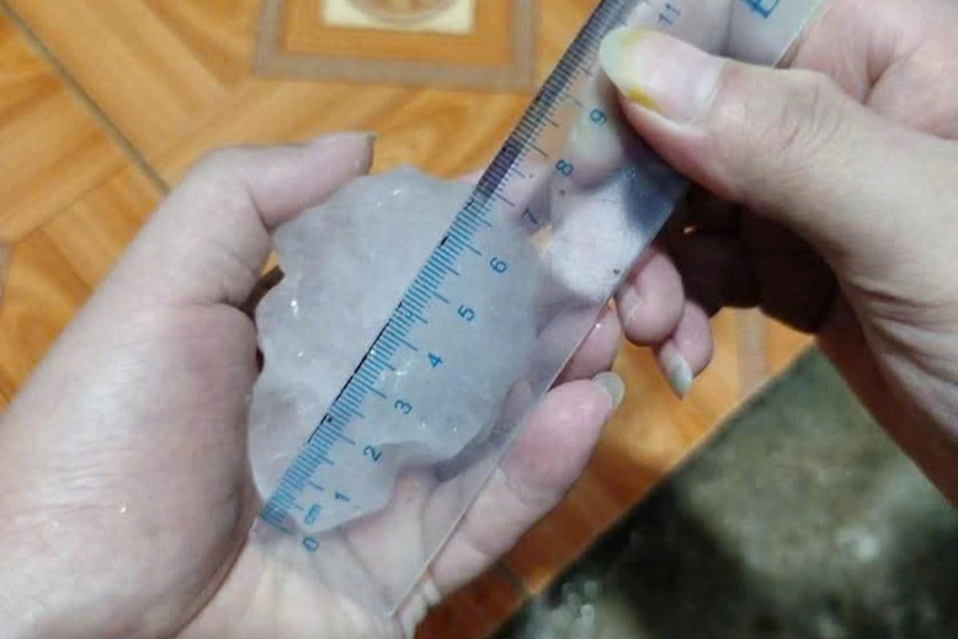 30-1774841771-dong-loc-mua-da-gay-thiet-hai-nang-hang-nghin-ngoi-nha-toc-mai-nhieu-nguoi-bi-thuong