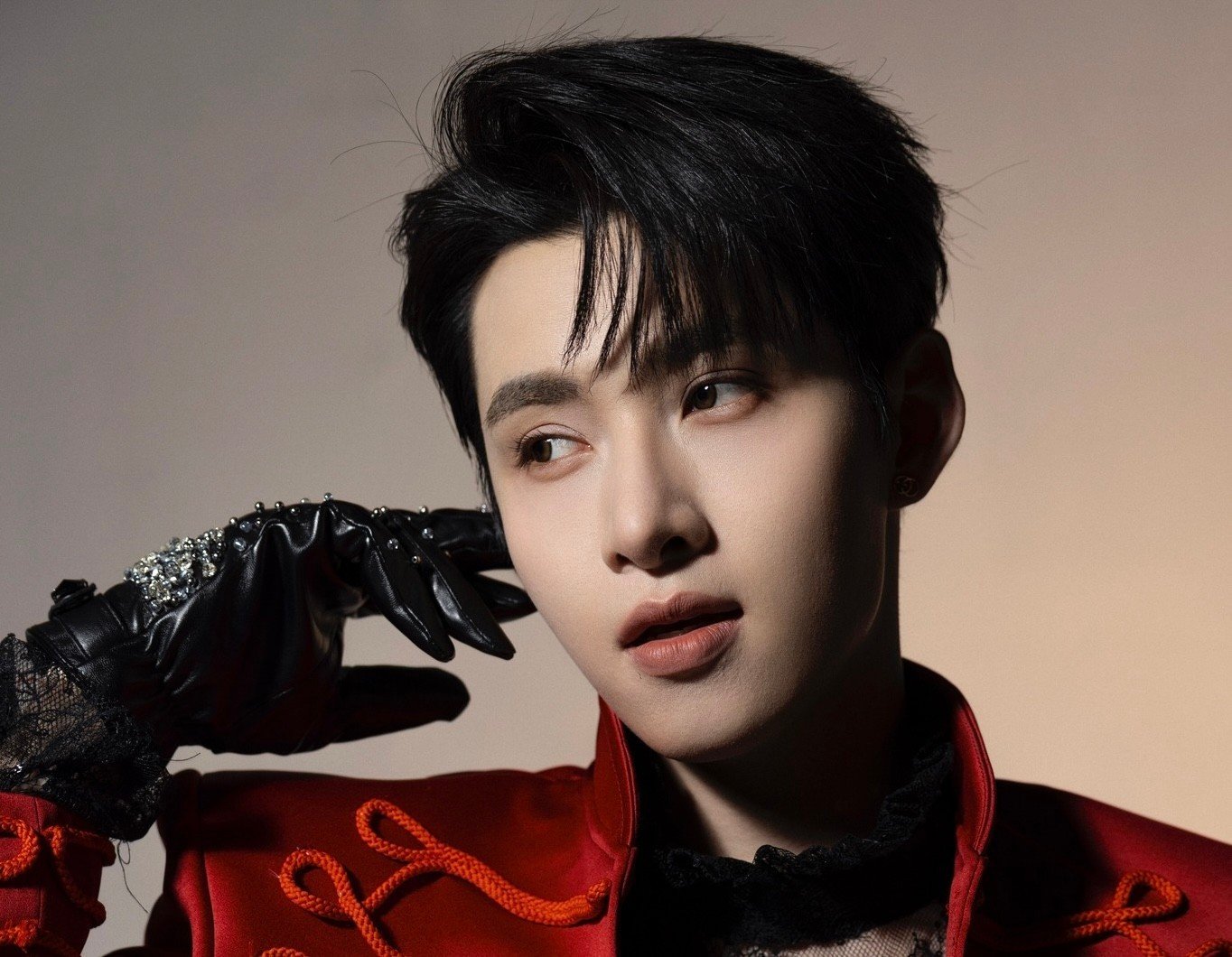 30-1774844014-mv-cua-huynh-huynh-va-hoa-minzy-tang-dislike-chong-mat