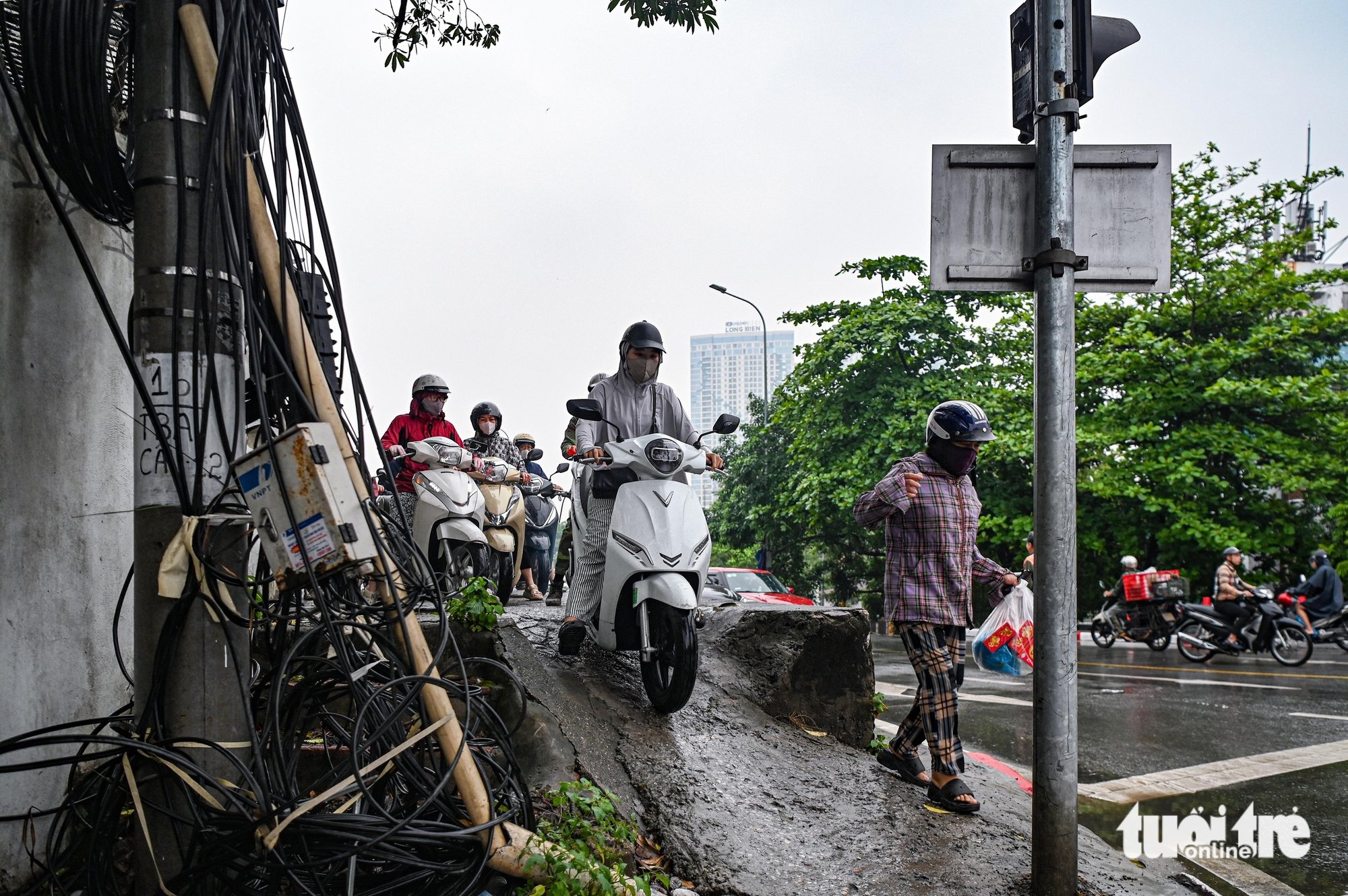 30-1774846722-cam-xe-qua-cau-long-bien-giao-thong-ha-noi-roi-loan-trong-gio-cao-diem