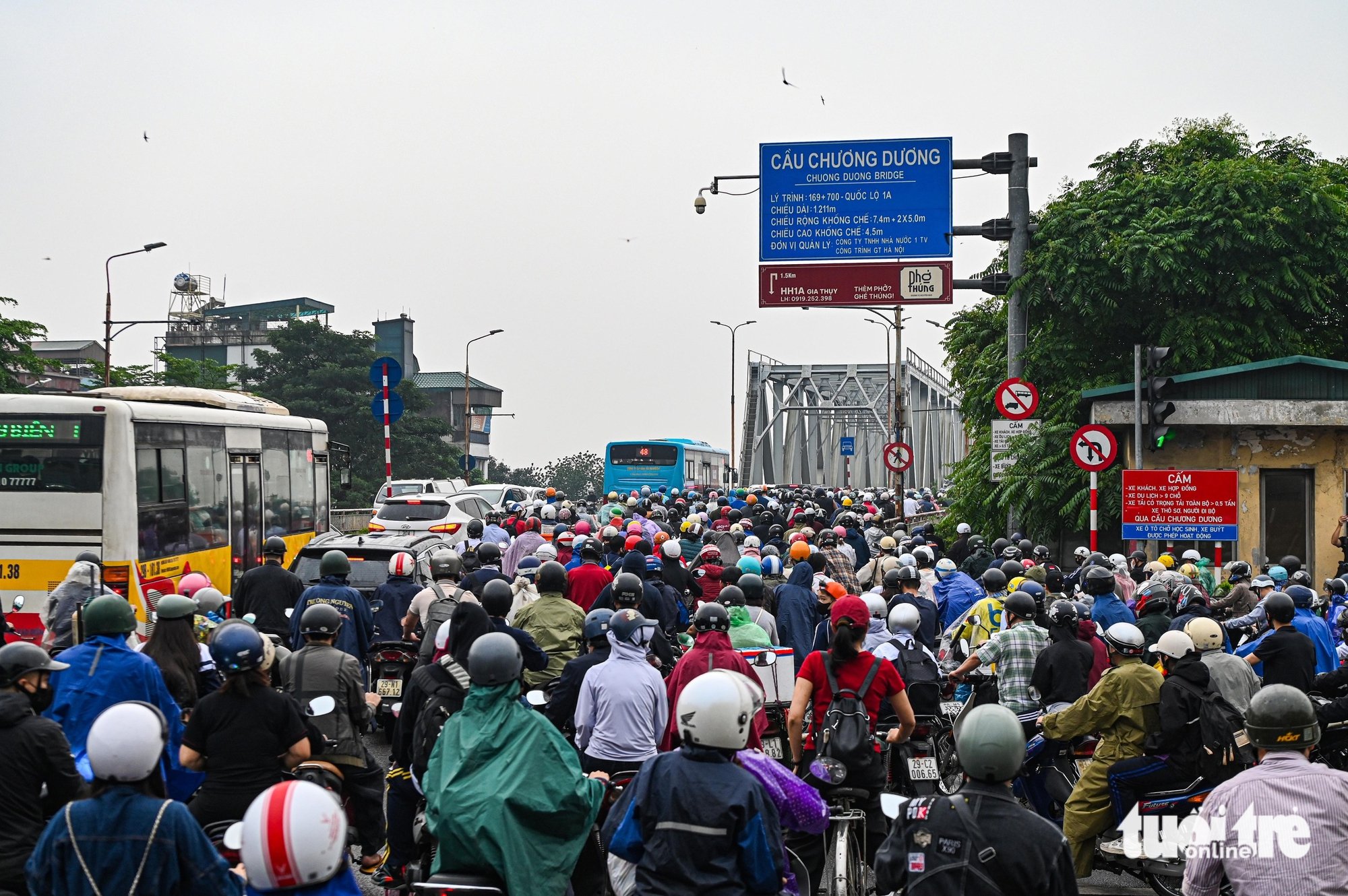 30-1774846722-cam-xe-qua-cau-long-bien-giao-thong-ha-noi-roi-loan-trong-gio-cao-diem