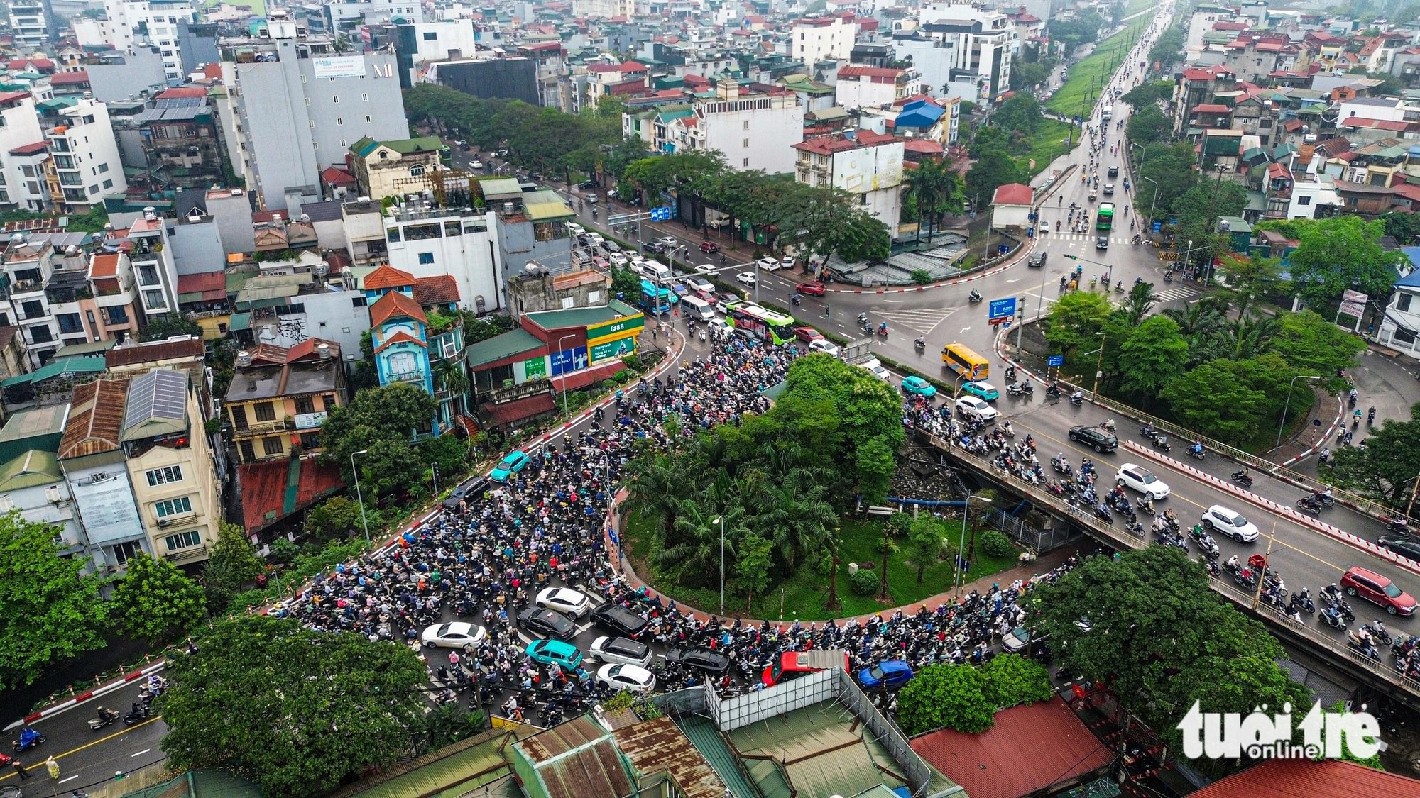 30-1774846722-cam-xe-qua-cau-long-bien-giao-thong-ha-noi-roi-loan-trong-gio-cao-diem