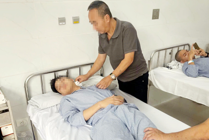 30-1774860648-nam-sinh-vien-bi-nhom-nguoi-la-di-o-to-chan-danh-hoi-dong-guc-tai-cho-xot-xa-tinh-trang-cua-nan-nhan