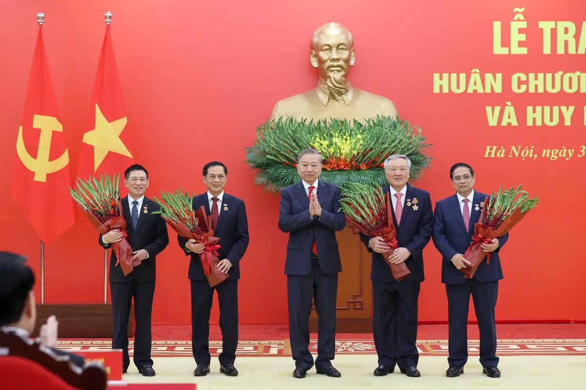 30-1774877766-tong-bi-thu-to-lam-trao-huan-chuong-quan-cong-hang-nhat-cho-thu-tuong-pham-minh-chinh-va-nhieu-lanh-dao