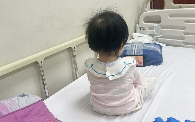 31-1774911953-hoan-canh-dang-thuong-cua-2-me-con-bi-hang-xom-hanh-hung-o-ha-noi-chau-be-da-bi-chan-dong-nao