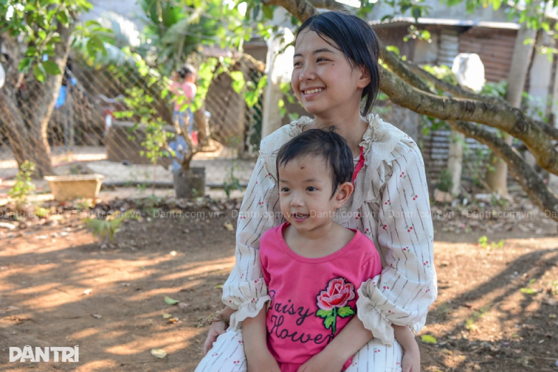 31-1774917543-be-gai-16-tuoi-gong-ganh-nuoi-ba-em-nho-o-lam-dong-nhan-hon-45-ty-dong-ho-tro