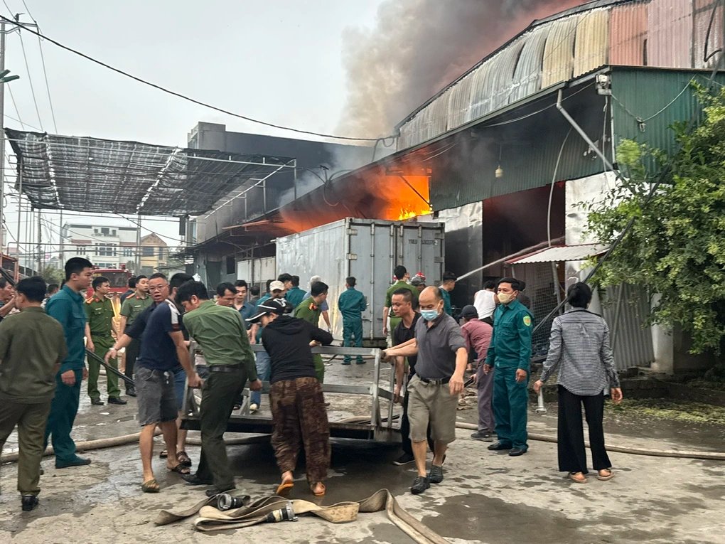 31-1774923600-chay-lon-tai-xuong-banh-keo-o-ha-noi-hang-chuc-chien-si-pccc-duoc-huy-dong