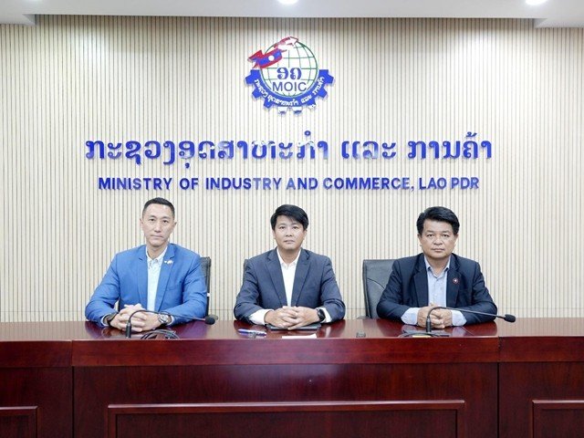 31-1774923773-quoc-gia-lang-gieng-co-gia-xang-cao-gap-doi-viet-nam-nguoi-dan-xep-hang-2-gio-do-xang-hon-40-tram-tam-dung-hoat-dong