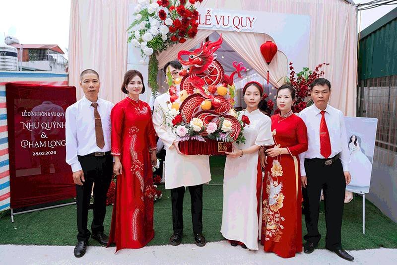 31-1774924522-dam-cuoi-dac-biet-o-quang-ninh-co-dau-chu-re-vang-mat-hai-ho-tu-trao-dau-nhan-re