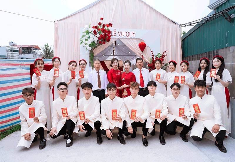 31-1774924522-dam-cuoi-dac-biet-o-quang-ninh-co-dau-chu-re-vang-mat-hai-ho-tu-trao-dau-nhan-re