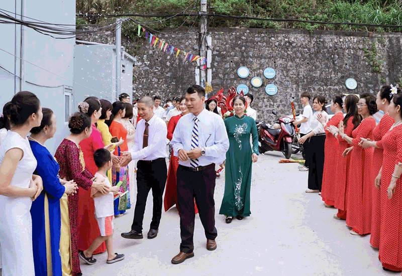 31-1774924522-dam-cuoi-dac-biet-o-quang-ninh-co-dau-chu-re-vang-mat-hai-ho-tu-trao-dau-nhan-re