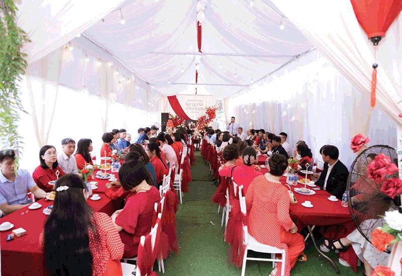 31-1774924523-dam-cuoi-dac-biet-o-quang-ninh-co-dau-chu-re-vang-mat-hai-ho-tu-trao-dau-nhan-re