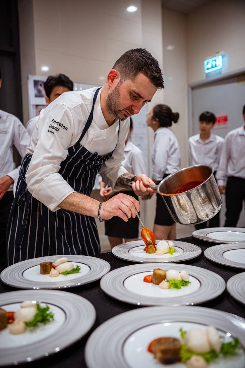 31-1774930045-gioi-tinh-hoa-am-thuc-toan-cau-hoi-tu-tai-mien-trung-khi-rau-tra-que-nhum-bien-thang-hoa-tren-ban-tiec-quoc-te-grand-chapitre-2026