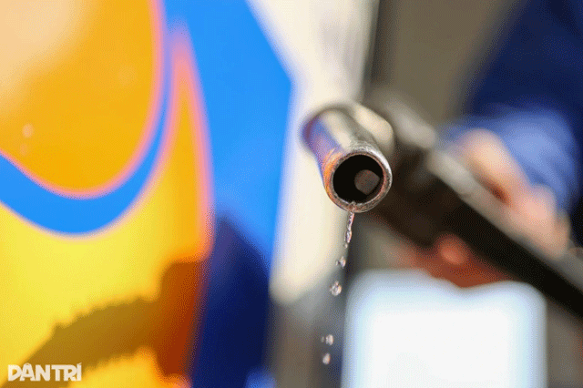 31-1774939792-nguyen-nhan-gia-xang-dau-giam-xang-ron95-toi-da-24332-donglit-kich-ban-gia-xang-dau-sap-toi