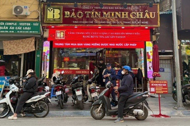 31-1774947370-nguoi-dan-thap-thom-giao-dich-truoc-tinh-trang-gia-vang-lien-tuc-bien-dong-xu-huong-tiep-theo-duoc-du-bao-ra-sao