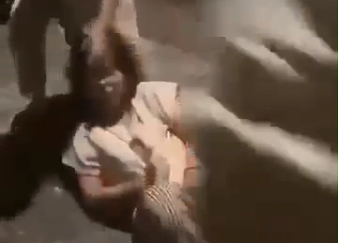 31-1774949599-xon-xao-clip-nu-sinh-lop-7-o-da-nang-bi-danh-hoi-dong-keo-le-tren-via-he