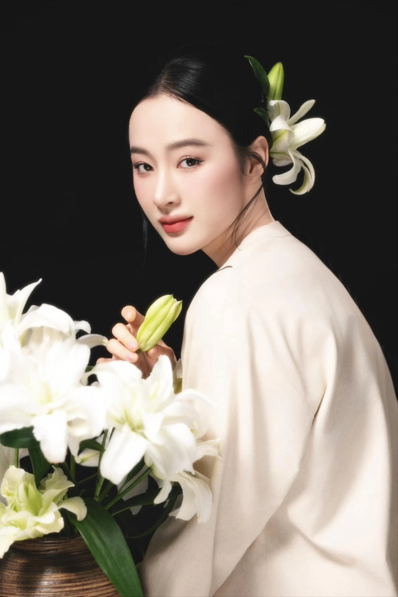 01-1775004120-tu-than-dong-dien-xuat-den-nu-hoang-thi-phi-nhin-lai-be-boi-chan-dong-mot-thoi-khien-angela-phuong-trinh-bi-xu-phat