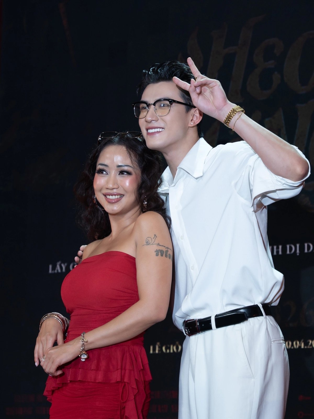 01-1775014433-oc-thanh-van-gay-ngo-ngang-voi-dien-mao-khac-la-trong-ngay-tai-xuat-dien-anh