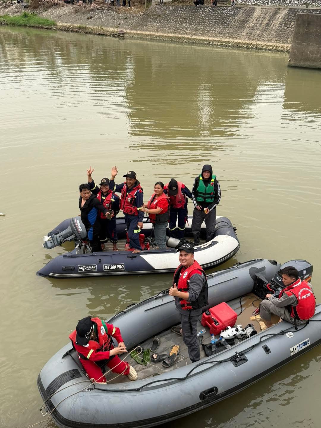 TIN VUI: Đã tìm thấy 3 mẹ con để lại thư tuyệt mệnh trên cống Xuân Quan, tất cả đều an toàn- Ảnh 1.
