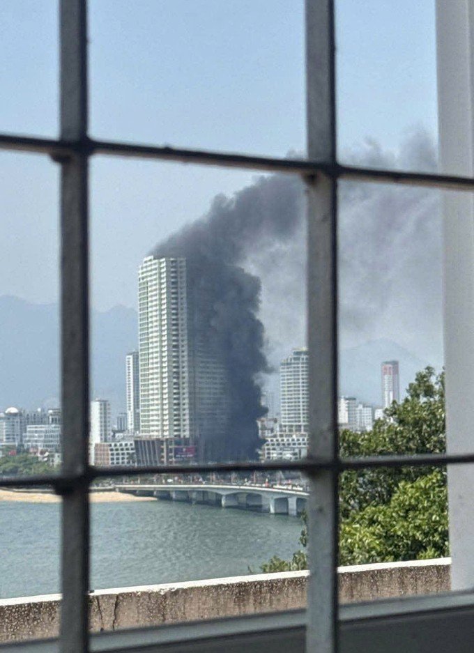 Khói lửa bao trùm toà nhà. Ảnh: Người dân cung cấp