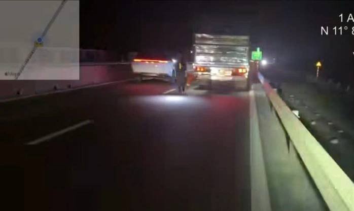 02-1775096480-tai-xe-dung-xe-tren-cao-toc-khong-dat-canh-bao-bi-phat-13-trieu-dong