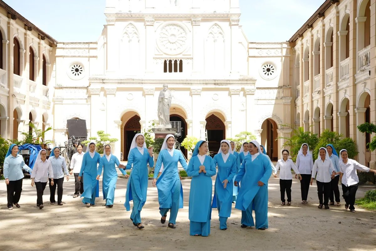 02-1775098509-hen-em-ngay-nhat-thuc-but-pha-doanh-thu-thong-tri-phong-ve-dip-dau-thang-4