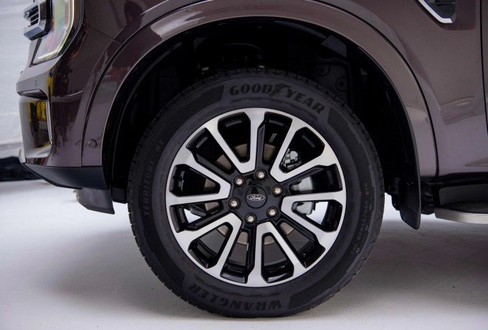 Giá xe Ford Everest lăn bánh đầu tháng 4/2026 cực rẻ, ‘đè đầu’ Hyundai Santa Fe và Toyota Fortuner ảnh 4