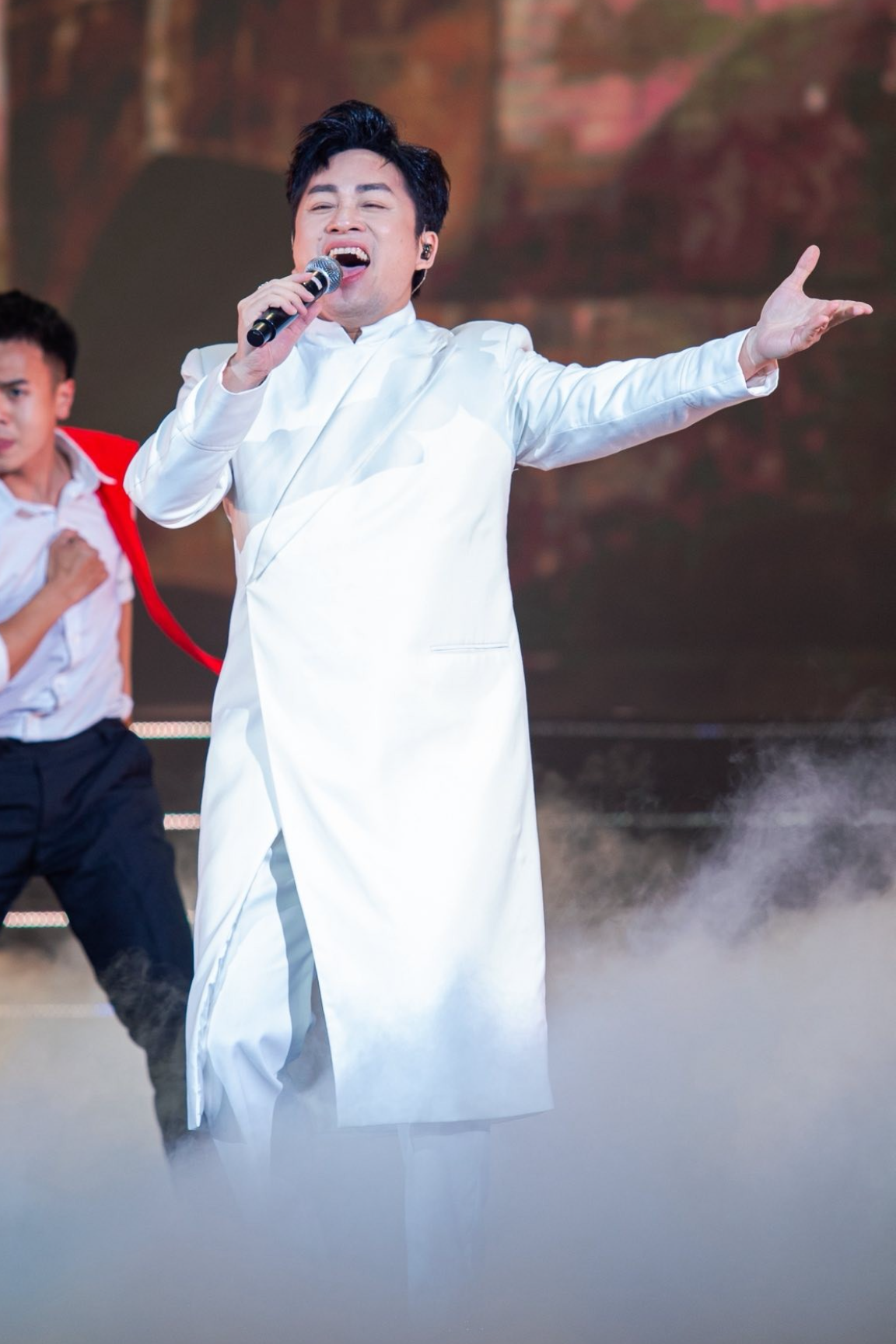 02-1775101458-tung-duong-che-ai-hat-khong-co-linh-hon-chi-la-nhung-con-so-vo-cam