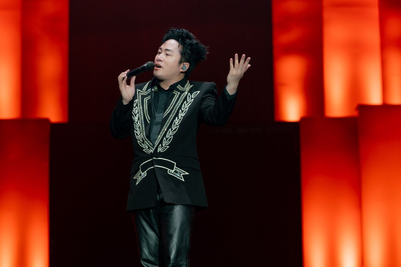 02-1775101458-tung-duong-che-ai-hat-khong-co-linh-hon-chi-la-nhung-con-so-vo-cam