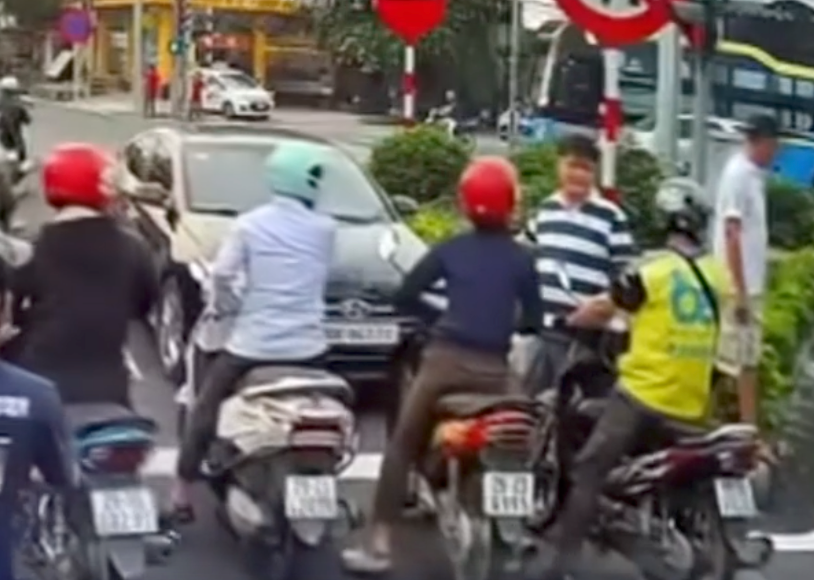 02-1775112391-o-to-dung-sai-chieu-nguoi-dan-ong-hanh-hung-tai-xe-xe-may-o-ha-noi