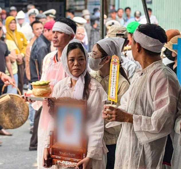 02-1775117153-roi-nuoc-mat-canh-dam-tang-tai-xe-taxi-bi-sat-hai-o-quang-tri-con-lien-tuc-hoi-cha-di-dau-vay-me