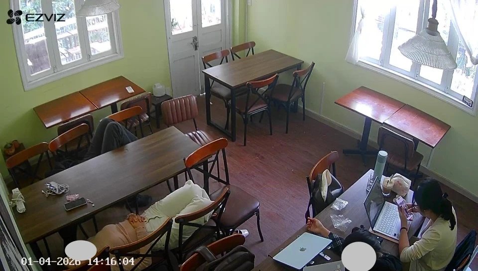 02-1775122392-tranh-cai-tai-quan-ca-phe-tphcm-ngoi-10-tieng-voi-mot-ly-nuoc-khach-va-chu-dau-khau-gay-gat